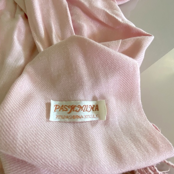Super soft Pink Traditional Pashmina with Silk Blend - Picture 4 of 7
